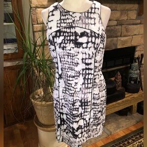 CYNTHIA ROWLEY SIZE 12 WHITE & BLACK PATTERENED DRESS ZIPPER IN BACK